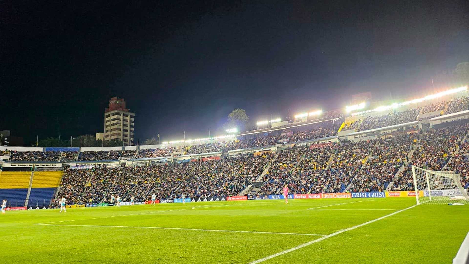 Más de 10 mil aficionados acompañaron al Tri Femenil en su regreso a la Ciudad de México